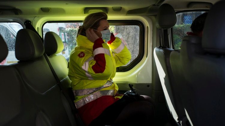 Die Malteser helfen während der Corona-Pandemie auf vielfältige Weise. In Deutschland haben sie auch eine Telefonhotline für Einkaufshilfen und Gespräche eingerichtet