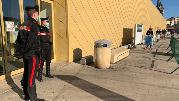 Forze dell'ordine davanti all'ingresso di un centro commerciale a Palermo