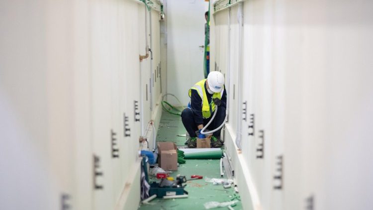 A Bergamo ultimi lavori nel nuovo ospedale da campo