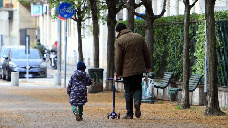 Bambina a spasso con il padre