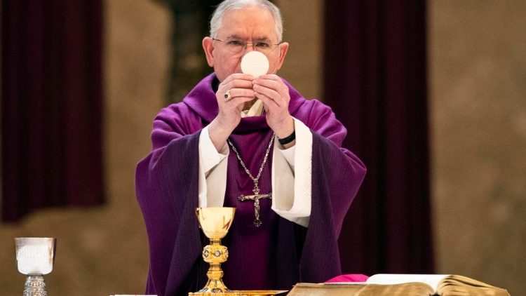 Erzbischof José Horacio Gómez feiert alleine einen Gottesdienst in Zeiten von Coronavirus in Los Angeles