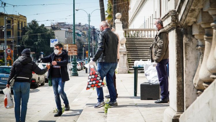 Coronavirus: volontari distribuisono pasti a Napoli 