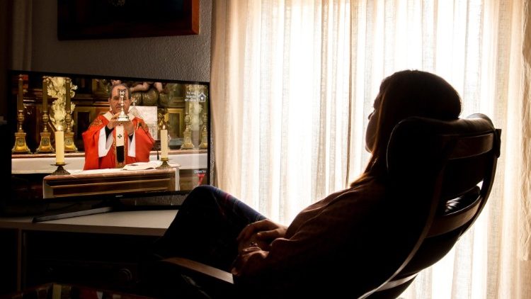 Pe. Arnaldo Rodrigues dá dicas de como acompanhar as celebrações de casa