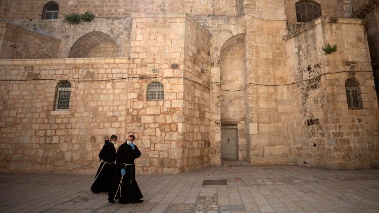 Des frères franciscains devant l'église du Saint-Sépulcre, à Jérusalem, le 8 avril 2020