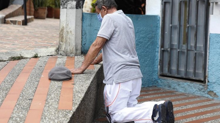 É um sinal de amor ao próximo na Quinta-Feira Santa, em que a Igreja celebra, além da instituição da Eucaristia e da Ordem sacerdotal, o Dia do Amor Fraterno, disse Dom Ulloa