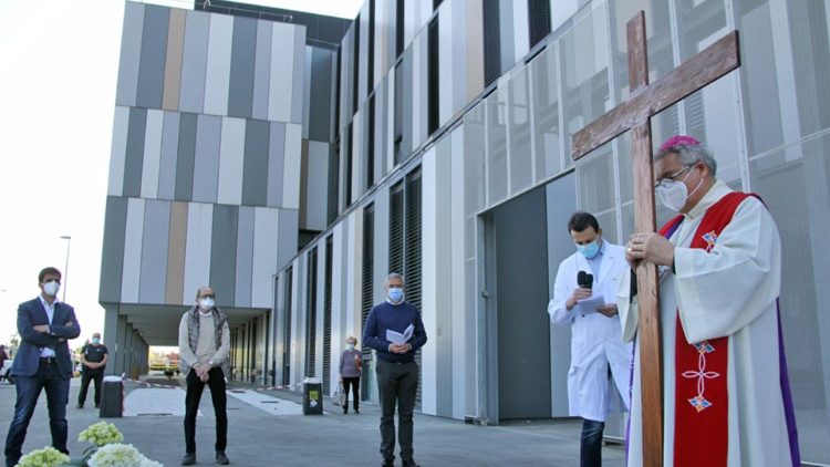 Dom Giovanni Nerbini, bispo de Prato,reza diante do hospital