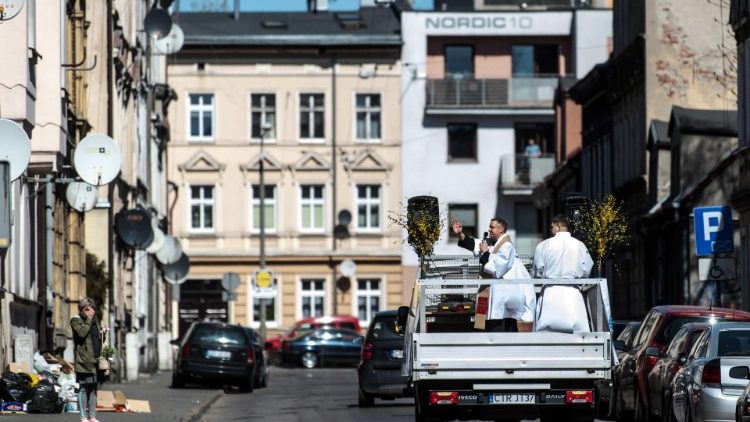 Polonia Semana Santa Pascua coronavirus misa