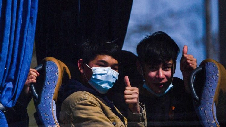 Unbegleitete jugendliche Flüchtlinge, die bisher in einem griechischen Camp lebten, bei ihrer Ankunft in Hannover