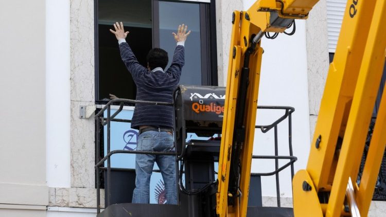 Obispos medios comunicación coronavirus portufal hombre ancianos plataforma