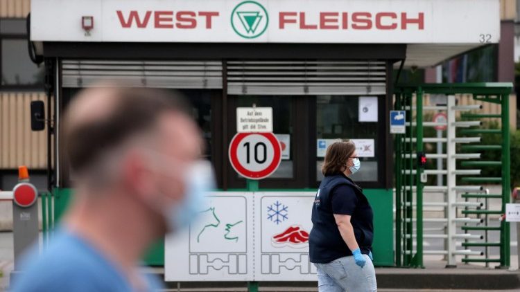 Westfleisch-Angestellte mit Schutzmasken