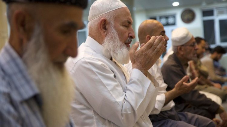 इबरील में दुआ करते मुसलमान