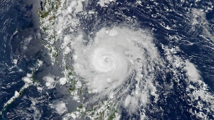 Foto de satélite do tufão Vongfong sobre as Filipinas