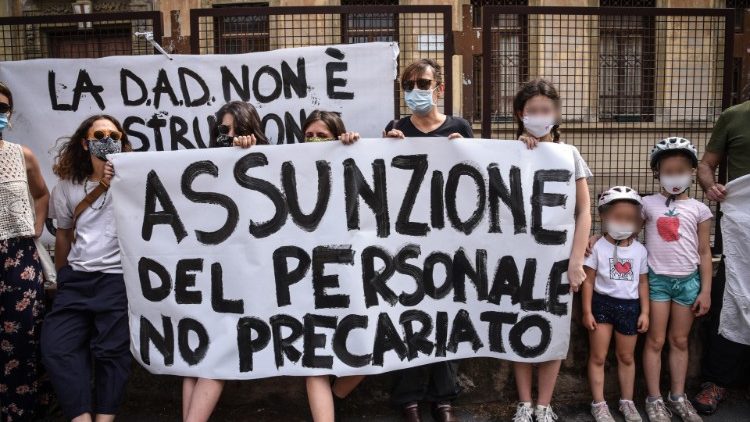 Manifestazione di insegnanti e famiglie per il ritorno in classe a settembre