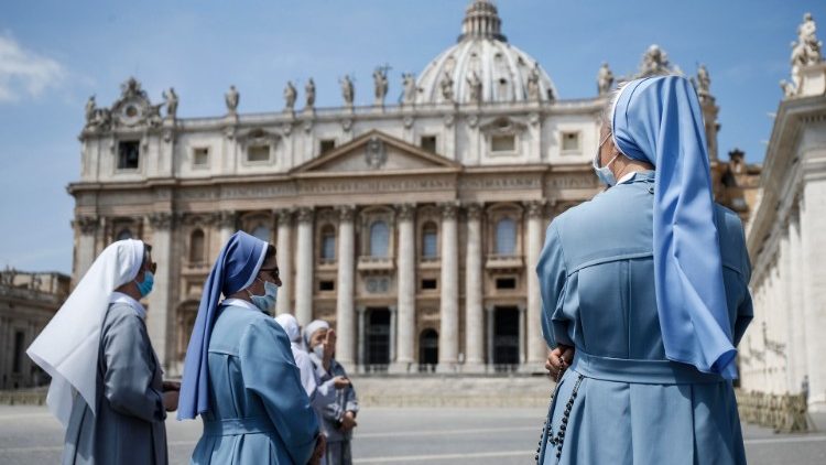 Erstmals seit März konnten am Sonntagmittag wieder Gläubige den Petersplatz betreten