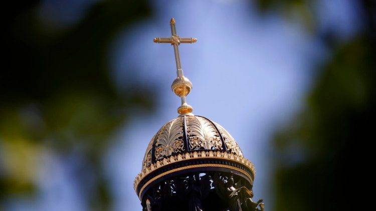 Am Himmel über Berlin: das neue Kuppelkreuz