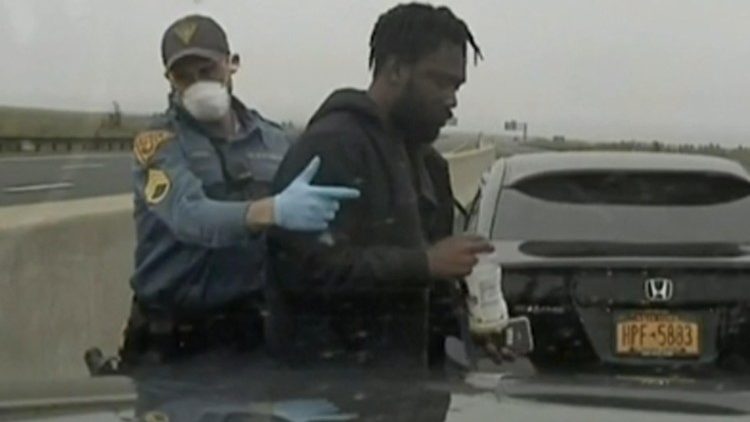 Un istante del filmato che si conclude con la morte di un giovane afroamericano che era stato fermato dalla polizia