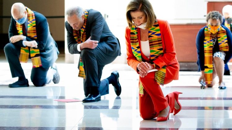 Deputati e senatori democratici in ginocchio per ricordare la morte di Floyd