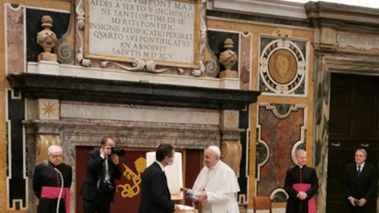 लोम्बरदिया के प्रतिनिधियों से मुलाकात करते संत पापा फ्राँसिस