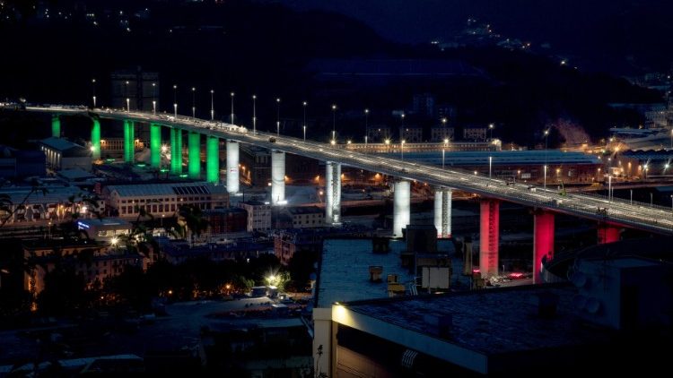 Am Vorabend der Eröffnung: Scheinwerfer in den italienischen Nationalfarben strahlen auf die 18 Pfeiler der neuen Brücke Genuas