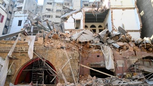 Beirut &egrave; distrutta: arrivano i primi aiuti umanitari