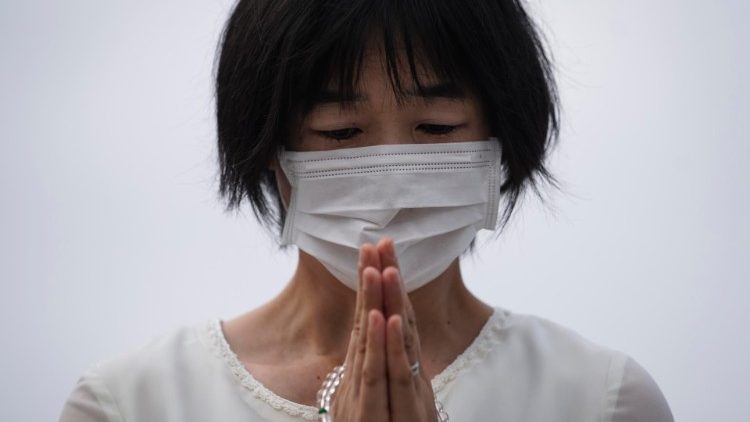 Japonesa reza no Memorial Park, em Hiroshima, em 6 de agosto de 2020