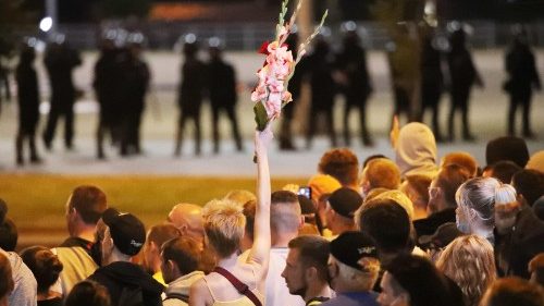 Bielorussia, Kondrusiewicz: il dialogo eviti la guerra civile