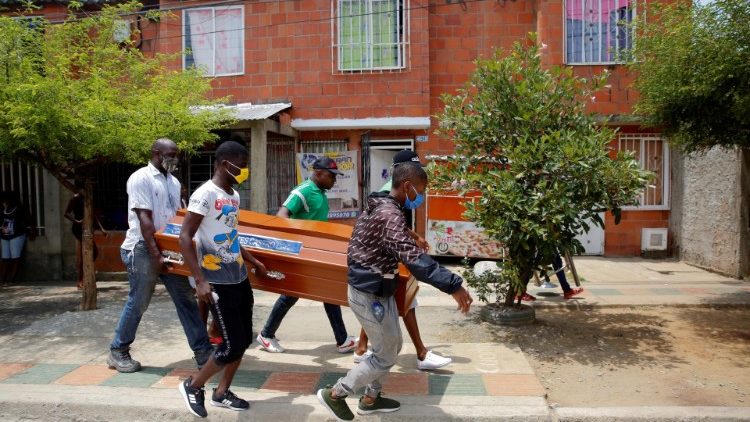 Colombia uno de los funerales de jóvenes asesinados en el país.