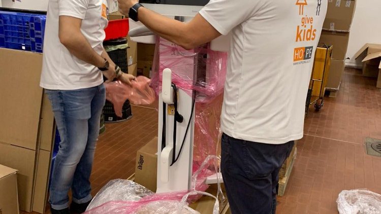 Papa envia ventiladores ao Brasil