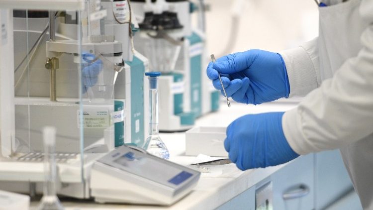 Le groupe pharmaceutique suédo-britannique AstraZeneca travaille au développement d'un vaccin contre la Covid-19. 