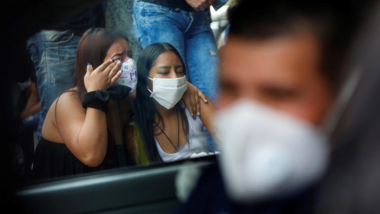 Familiares de las víctima de la masacre en El Tambo, Cauca (Colombia).