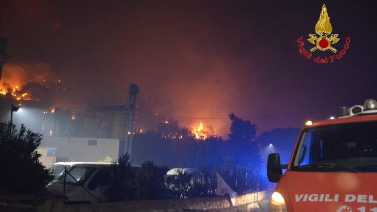 Altofonte, vigili del fuoco in azione per spegnere l'incendio 