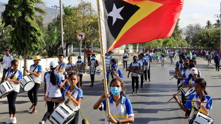 Desfile em 30 de março para comemorar o 21° aniversário do referendo que decidiu pela independência do país da Indonésia  