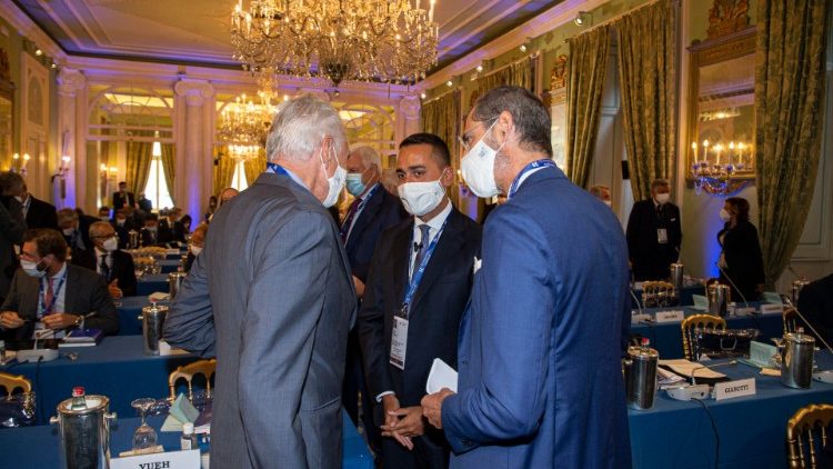 Papa Francisko katika ujumbe wake kwa Jukwaa la Uchumi la Ambrosseti amekazia: Masuala ya uchumi, Mang'amuzi, Kanuni Maadili na Utu wema, Wongofu wa Kiekolojia Ugunduzi na Miji kwa siku za usoni.