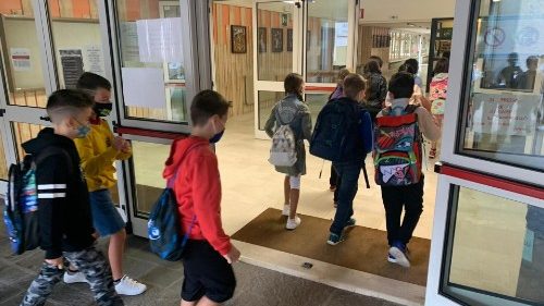 Francesco alle famiglie: senso di responsabilità per il nuovo anno scolastico