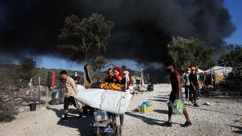 Incendio a Moria: ricollocare subito i 12 mila migranti del campo di Lesbo