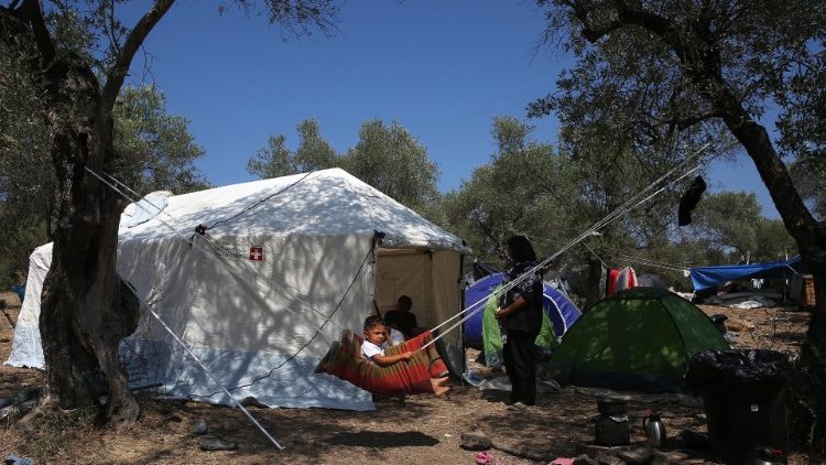 Papież zaapelował o przyjęcie uchodźców z Lesbos