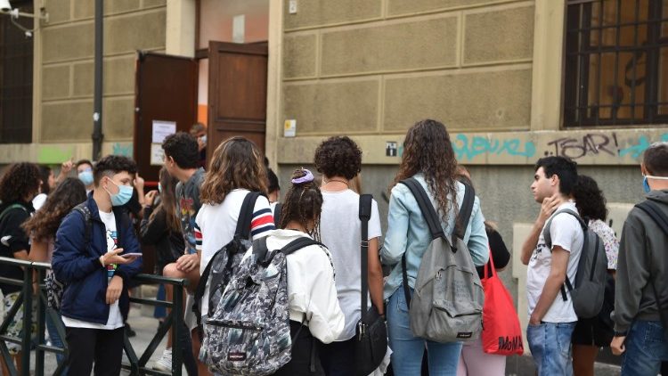 Studenti all'ingresso di scuola