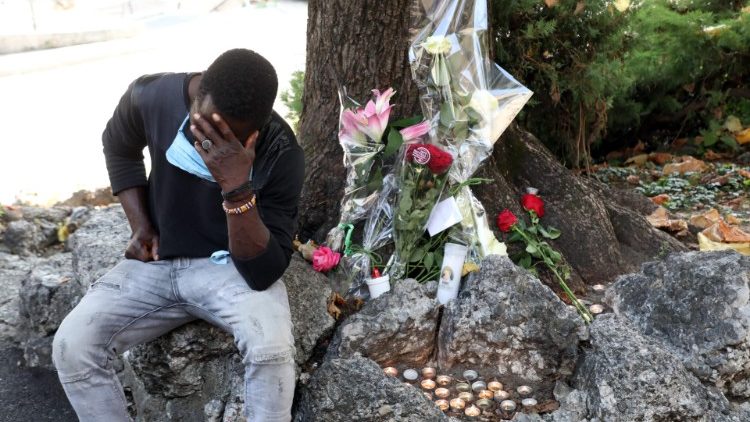 Muitos estrangeiros em lágrimas diante da paróquia