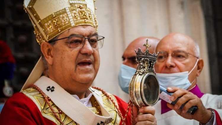 Cardeal Sepe com o relicário contendo o sangue de São Januário