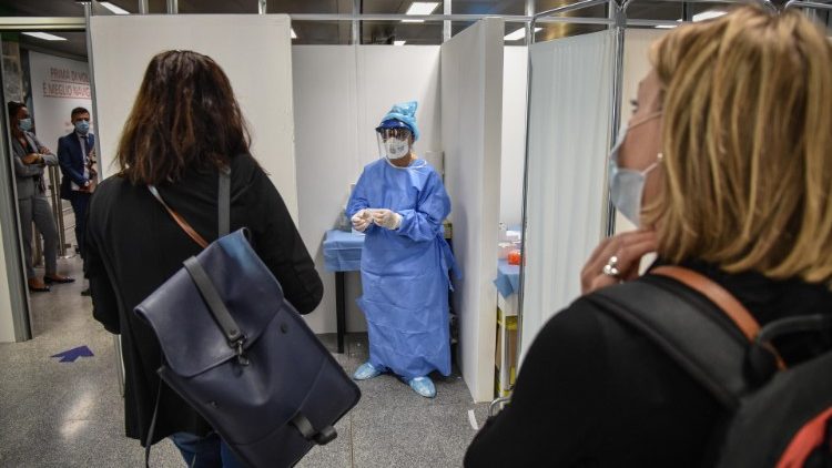 Persone in attesa del tampone all'aeroporto di Linate, Milano (Ansa / Matteo Corner)