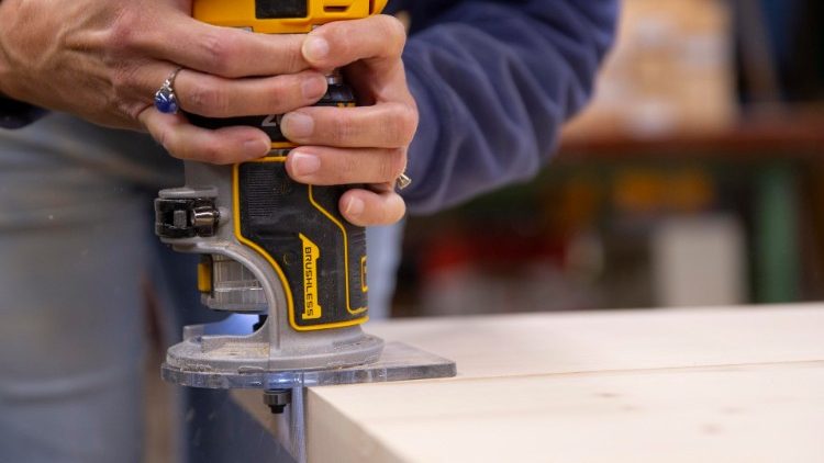 Insegnanti costruiscono nuovi banchi per gli studenti in Nashua, negli Usa (Epa/Cj Gunther)