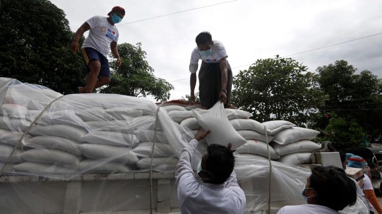 Alimentos doados para as pessoas carentes durante a epidemia da Covid-19, Yangon, Mianmar