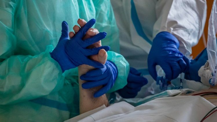 Medici e pazienti in Terapia Intensiva