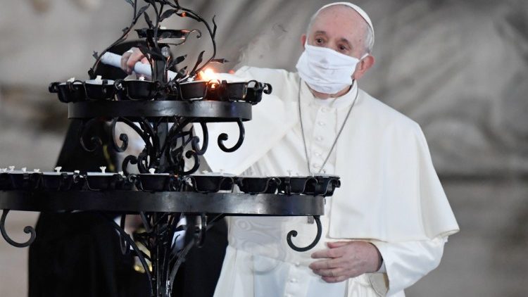 Il Papa accende il candelabro della pace in piazza del Campidoglio