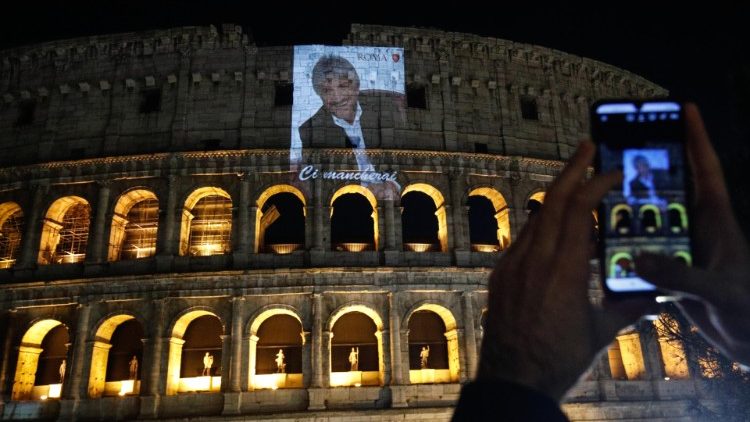 L'immagine di Gigi Proietti proiettata sul Colosseo (Ansa / Giuseppe Lami)