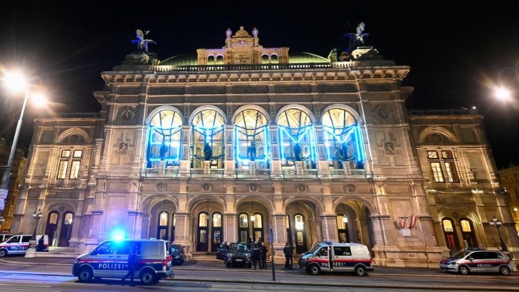 Périmètre de sécurité bouclé devant l'Opéra national de Vienne, après la fusillade intervenue près de la synagogue Stadttempel, lundi 2 novembre 2020. 