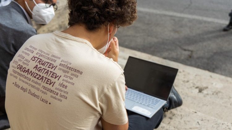 Scuola: studenti davanti al Miur, proteggiamo diritto studio