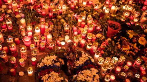 Francesco ricorda le vittime inermi del terrorismo e dell'odio 