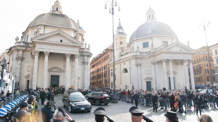 Proietti: terminato il funerale