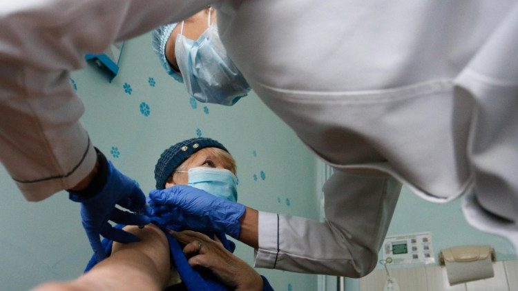 Papst Franziskus sagt: Der Zugang zu einem Impfstoff ist auch eine Frage der Gerechtigkeit. 